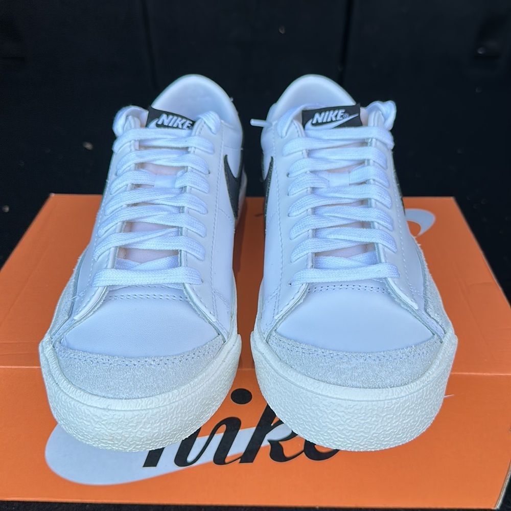 Nike Women’s Blazer Low ‘77 DC4769 102 (BRAND NEW MULTIPLE SIZES) Sneaker - Picture 2 of 6